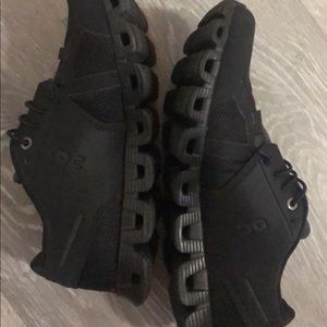 On Cloud Women’s size 9